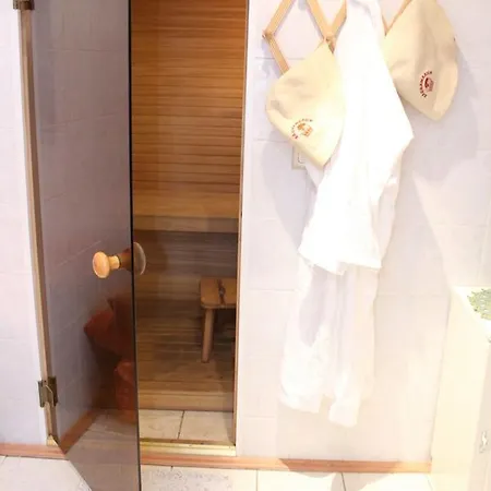 Bed and Breakfast 777 *