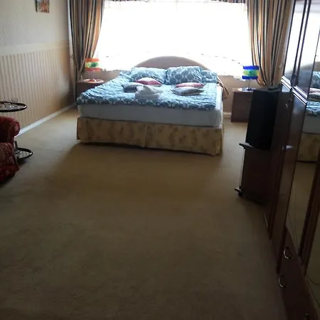 Bed and Breakfast 777 *