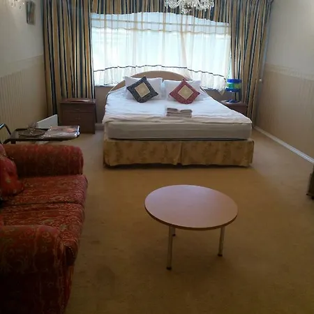 777 Bed and Breakfast *